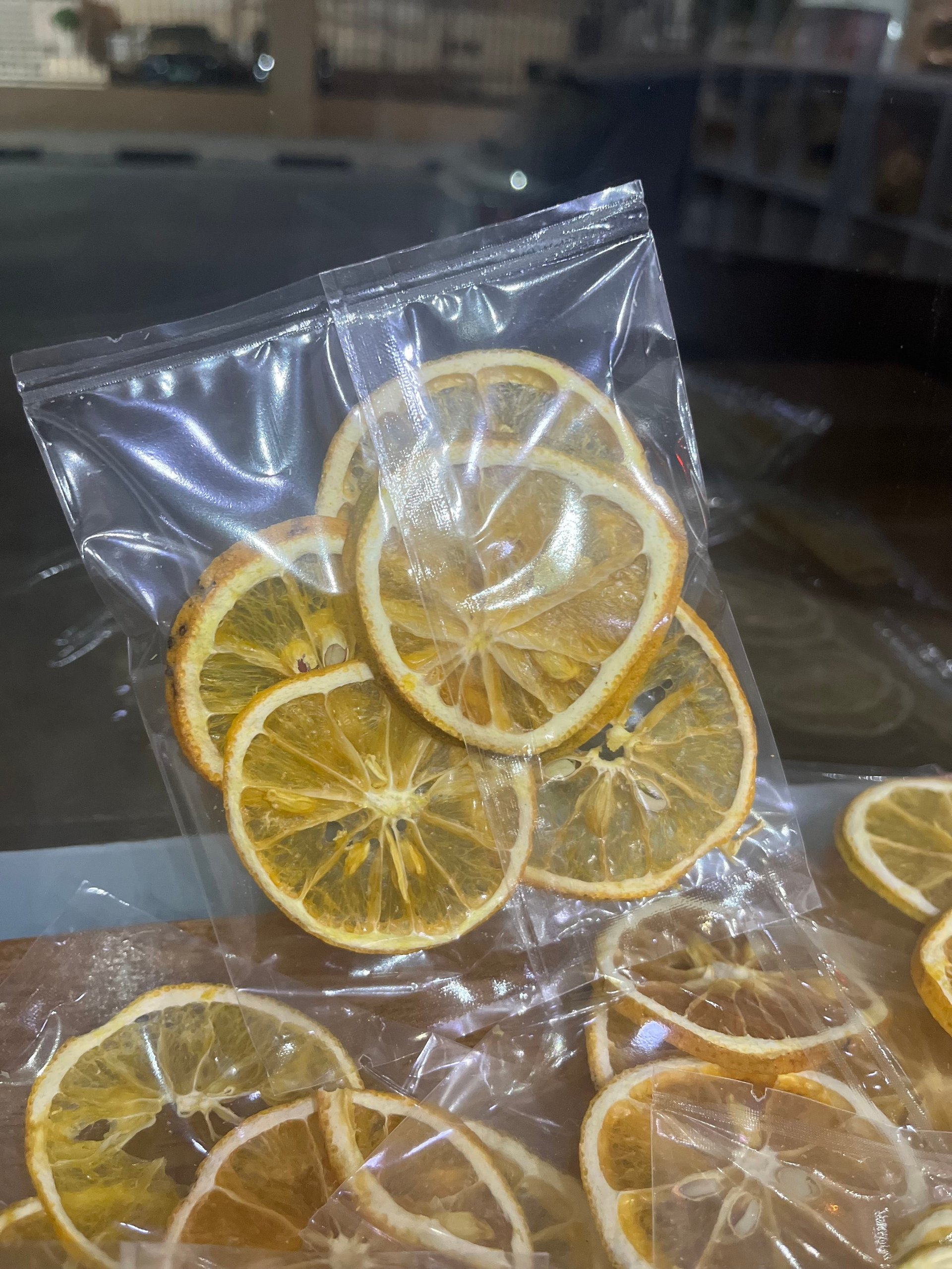 Pacote de laranjas desidratadas em vitrine