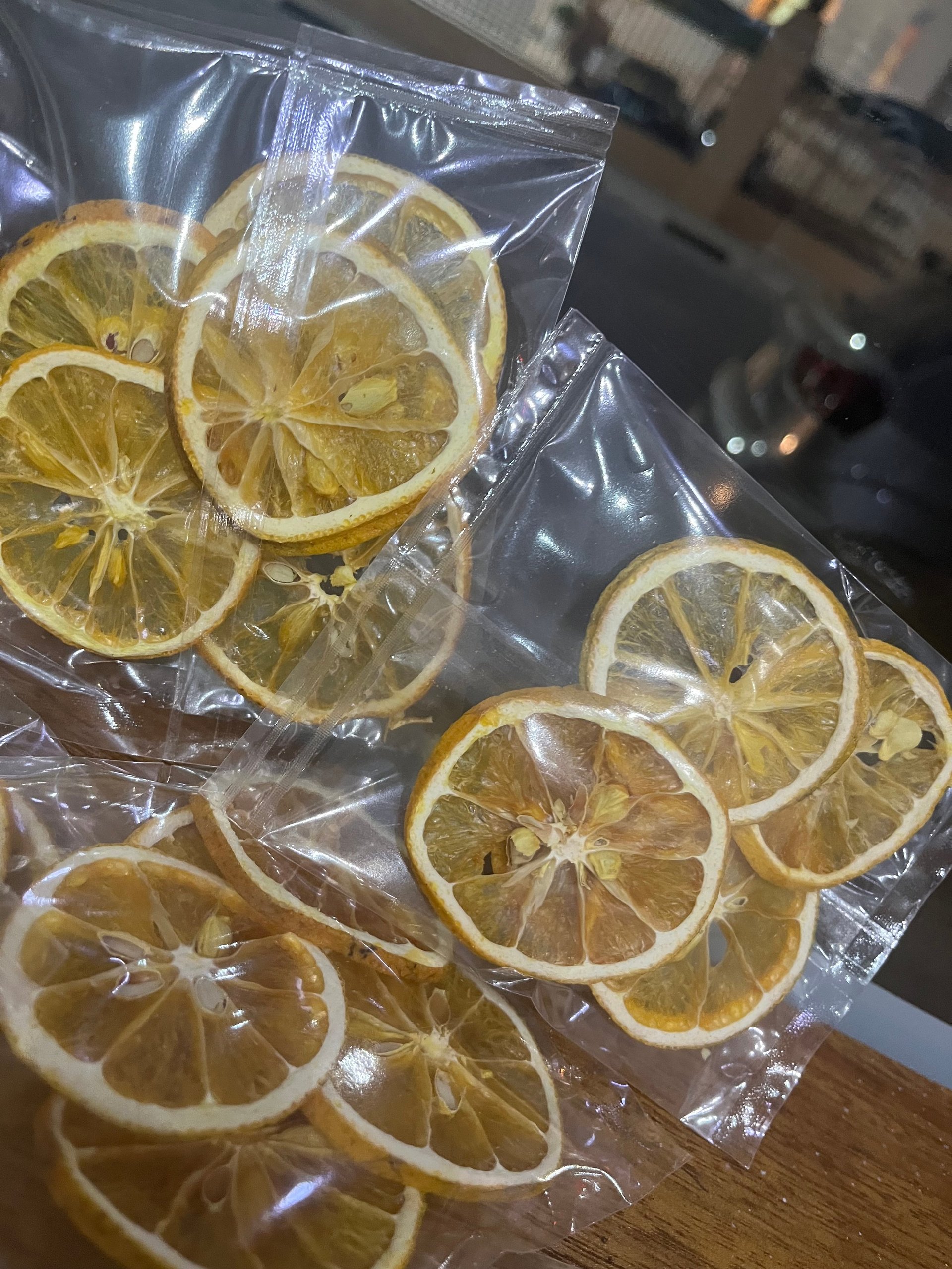 Pacotes de laranjas desidratadas em superfície de madeira